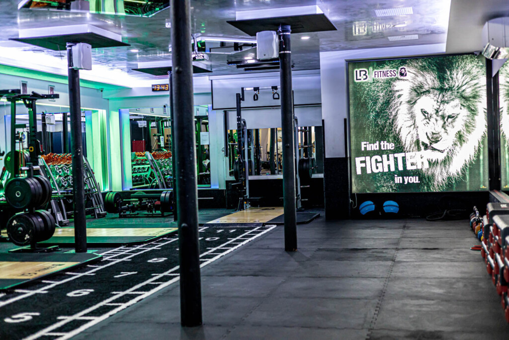 Functional-Zone mit Rig und „Find the Fighter“-Wand