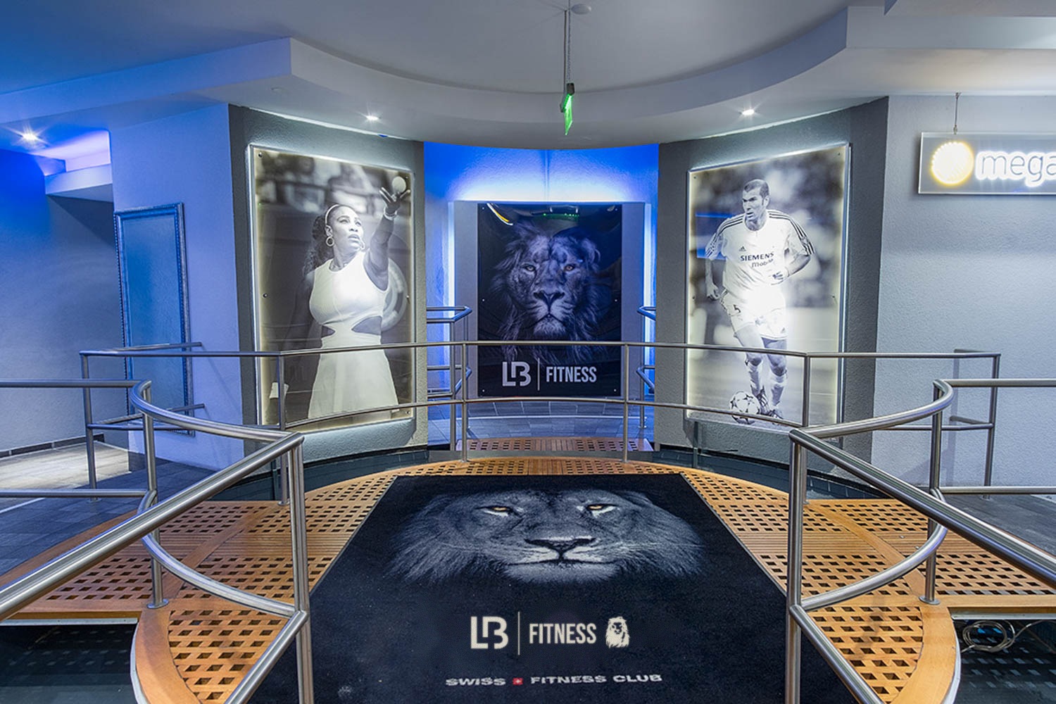 Eingang des LB Fitness Basel mit Logo-Teppich