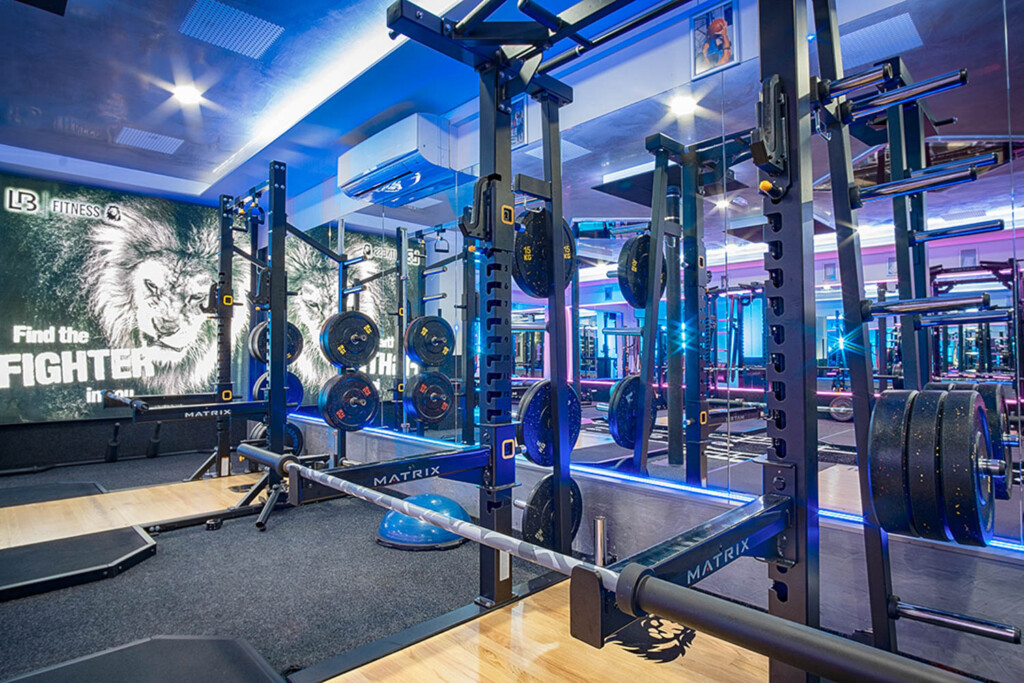 Rig mit blauer Beleuchtung für Functional Training